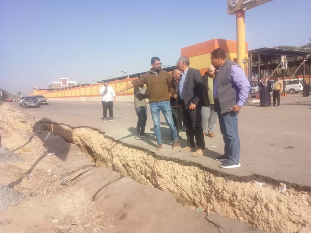 محافظ قنا يوجه بسرعة إصلاح هبوط أرضي بطريق مجمع المواقف بأبوتشت 21 - جريدة المساء