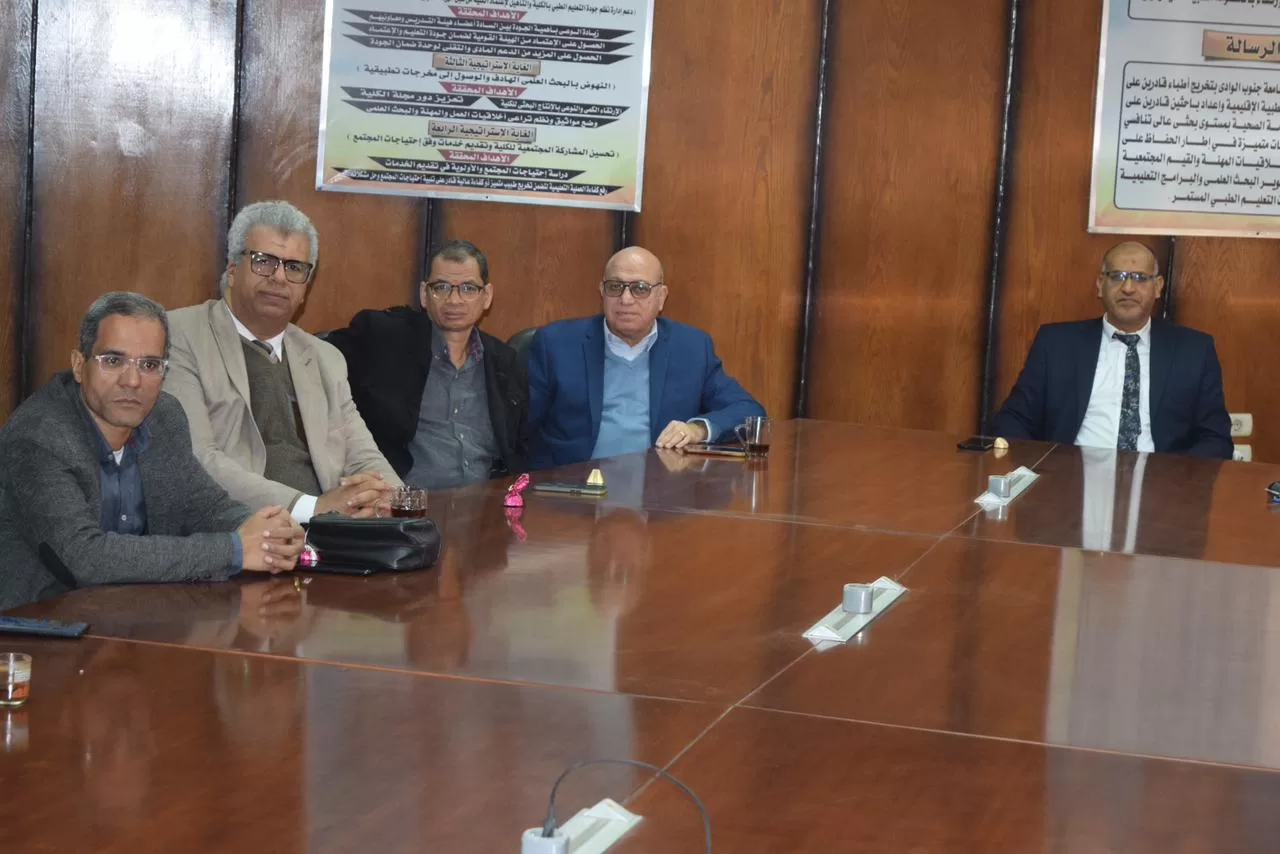 «الديب» عضوًا باللجنة الاستشارية العليا لكلية طب قنا 27 - جريدة المساء