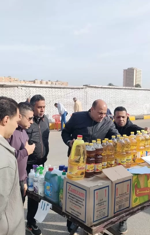 محافظ الجيزة يتابع انتظام سوق اليوم الواحد بشارع الصوامع بإمبابة 58 - جريدة المساء