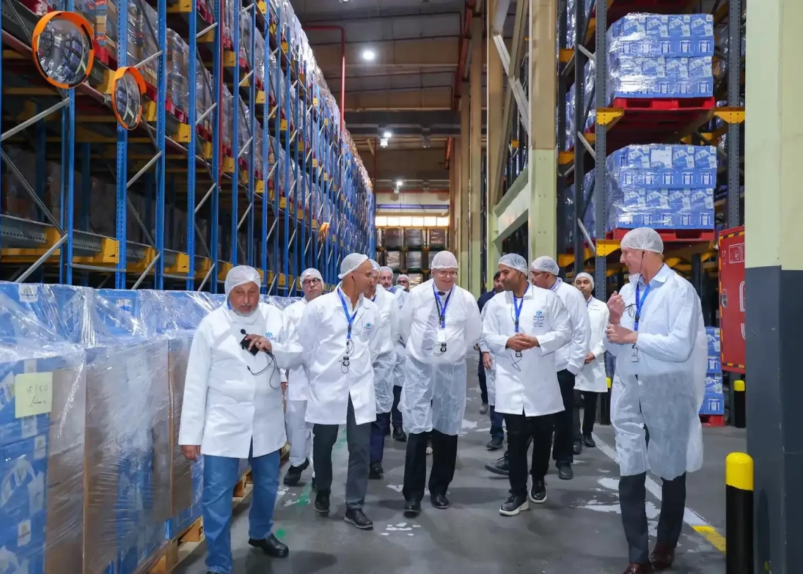 سفير السويد يزور مجمعا لصناعة الألبان .. ويعد بمزيد من الاستثمارات 19 - جريدة المساء