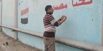 رئيس قرية "هو" بقنا يقود حملة نظافة موسعة ويزين الشوارع بعلم مصر 1 - جريدة المساء