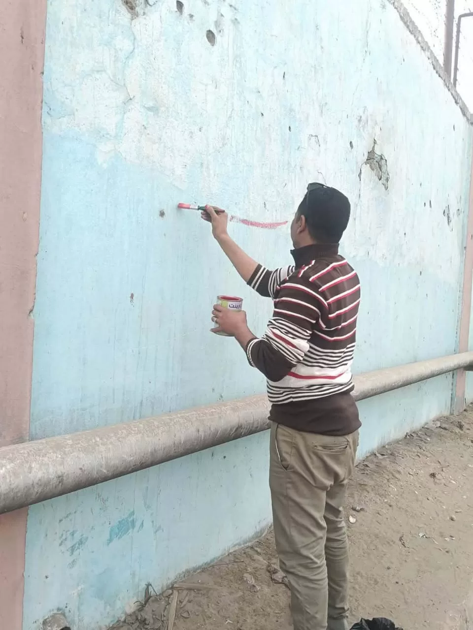 رئيس قرية "هو" بقنا يقود حملة نظافة موسعة ويزين الشوارع بعلم مصر 23 - جريدة المساء