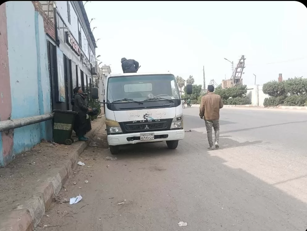 رئيس قرية "هو" بقنا يقود حملة نظافة موسعة ويزين الشوارع بعلم مصر 31 - جريدة المساء