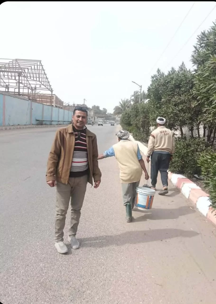 رئيس قرية "هو" بقنا يقود حملة نظافة موسعة ويزين الشوارع بعلم مصر 29 - جريدة المساء