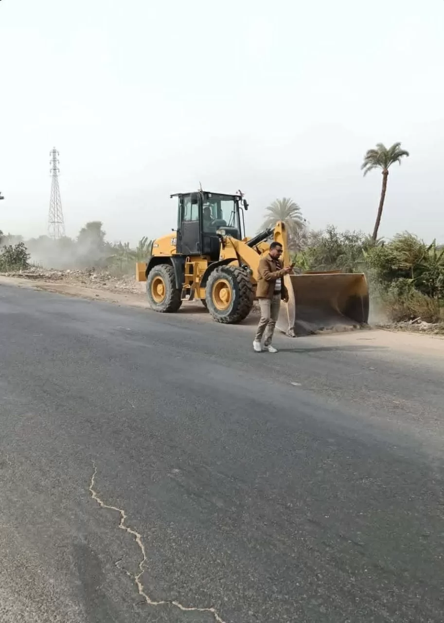 رئيس قرية "هو" بقنا يقود حملة نظافة موسعة ويزين الشوارع بعلم مصر 37 - جريدة المساء