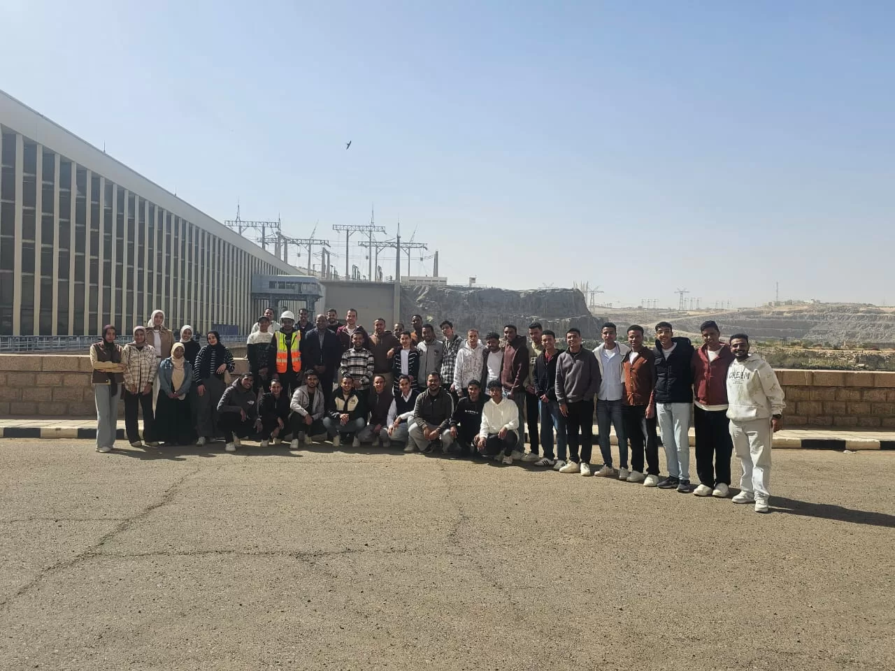 طلاب جنوب الوادي الأهلية زاروا محطة بنبان والسد العالي 23 - جريدة المساء