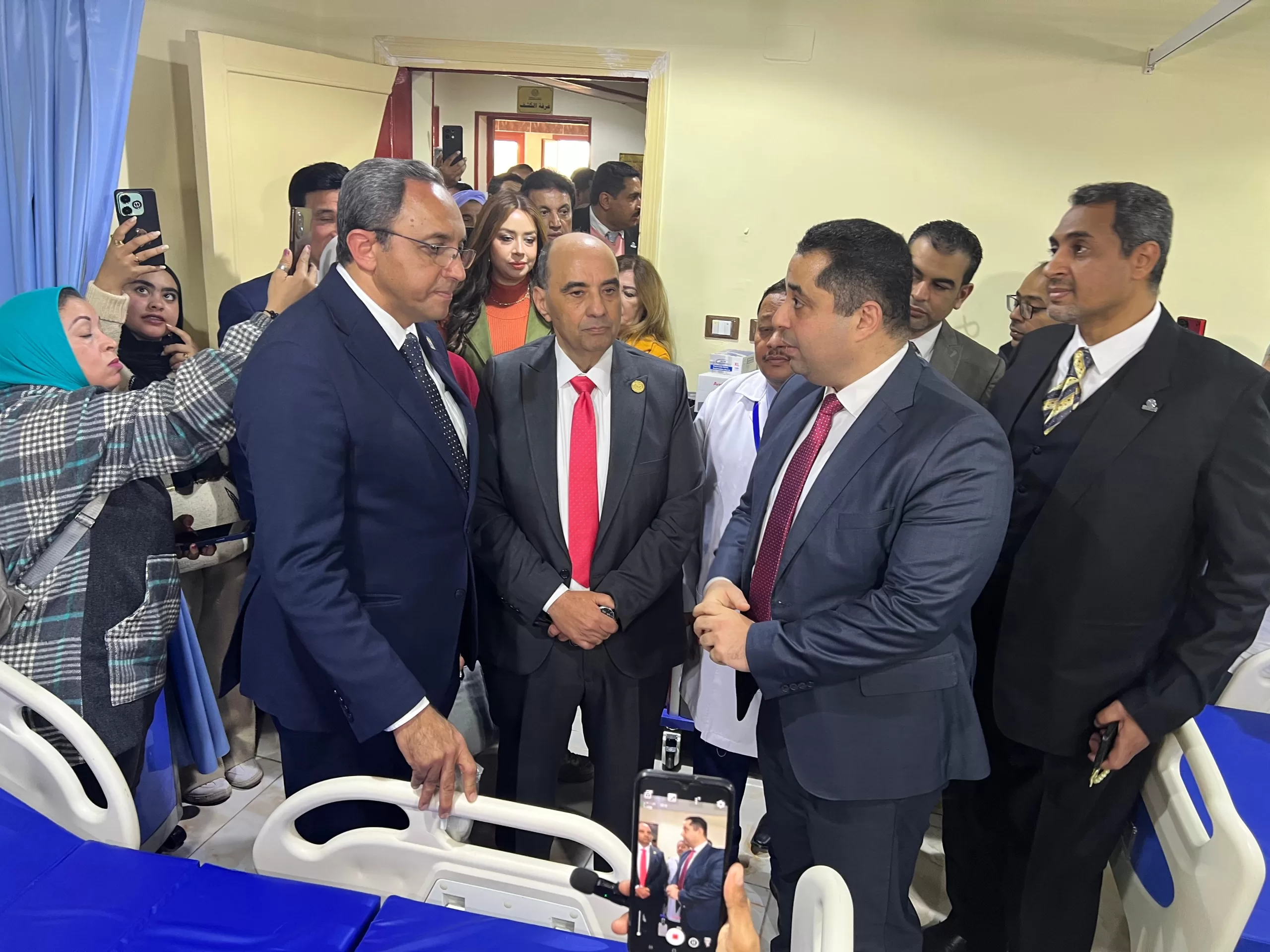 محافظ قنا يفتتح وحدة عناية مركزة متكاملة بمستشفى قوص المركزي 31 - جريدة المساء