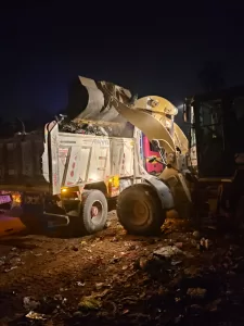 محافظة الجيزة : رفع 500 طن مخلفات من شارع الشباب بالهرم 23 - جريدة المساء