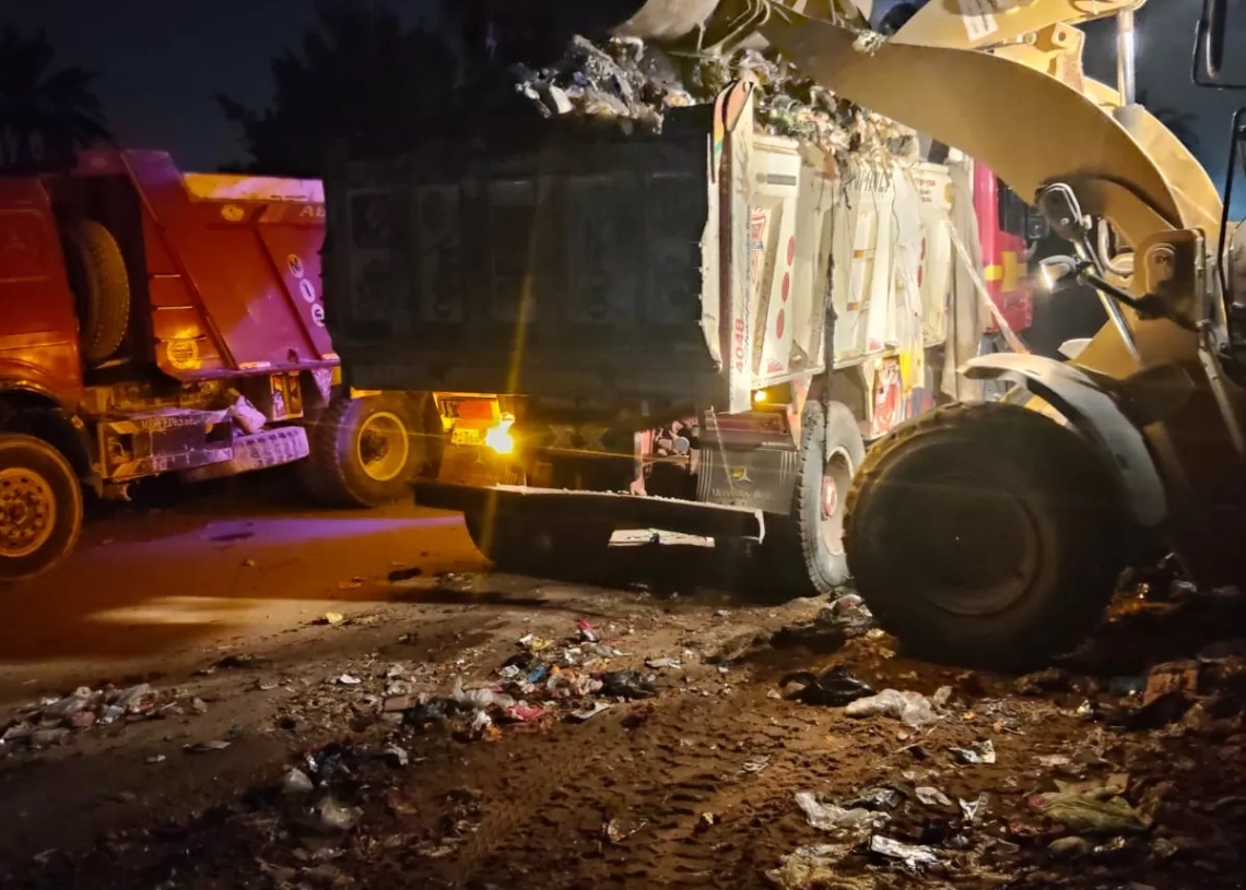 محافظة الجيزة : رفع 500 طن مخلفات من شارع الشباب بالهرم 19 - جريدة المساء