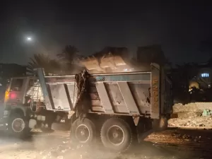 محافظة الجيزة : رفع 500 طن مخلفات من شارع الشباب بالهرم 29 - جريدة المساء