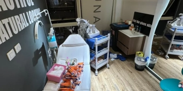 الصحة :غلق عيادة "ديونا"للجلدية والليزر بالقاهرة الجديدة تديرها أجنبية منتحلة صفة طبيب وضبط بحوزتها أدوية مجهولة المصدر 1 - جريدة المساء