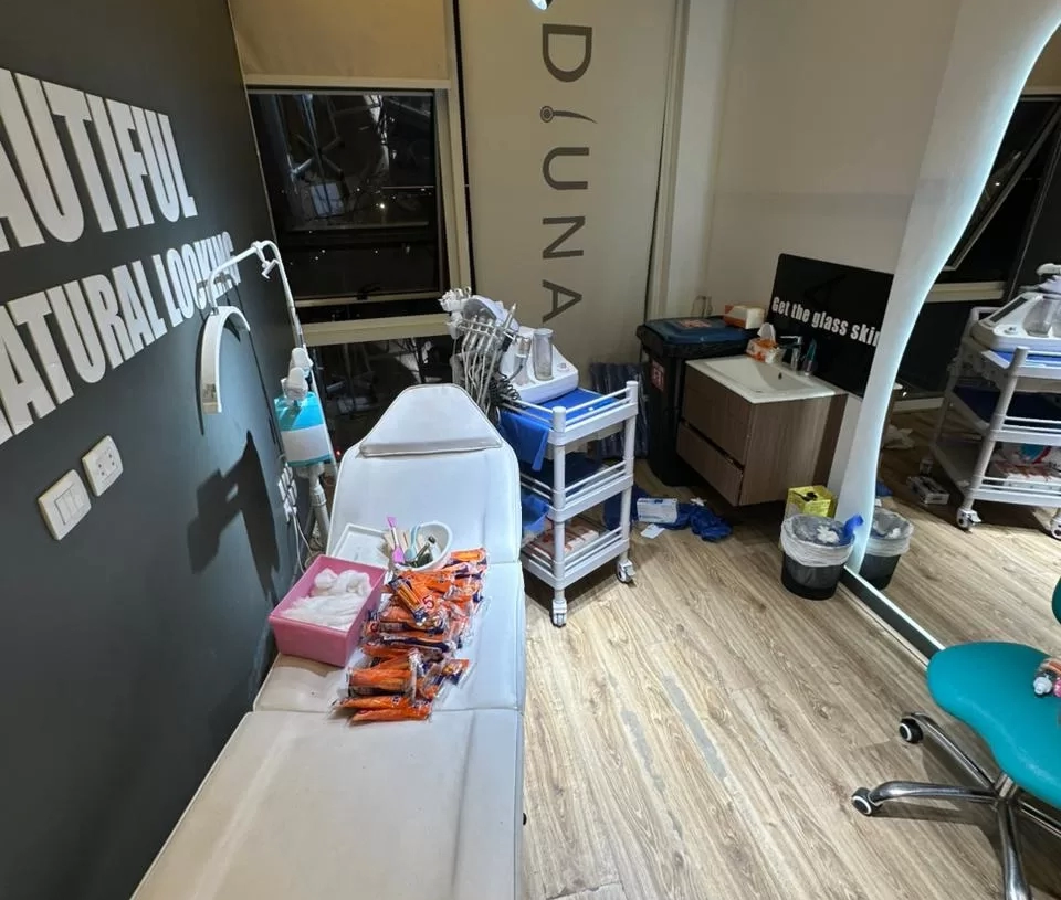 الصحة :غلق عيادة "ديونا"للجلدية والليزر بالقاهرة الجديدة تديرها أجنبية منتحلة صفة طبيب وضبط بحوزتها أدوية مجهولة المصدر 19 - جريدة المساء