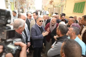 الأشموني في جولة ميدانية بالصالحية القديمة : قرارات فورية للنظافة.. تسريع محطة الرفع.. ومعرض "أهلاً رمضان" لخدمة الأهالي 21 - جريدة المساء