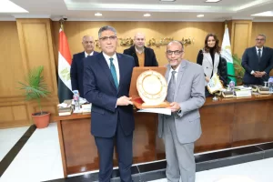 محافظ الجيزة يكرم رئيس جهاز التفتيش والمتابعة لبلوغه السن القانونية 23 - جريدة المساء