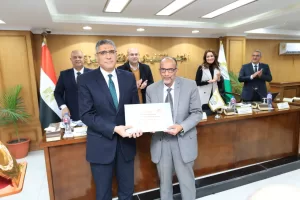 محافظ الجيزة يكرم رئيس جهاز التفتيش والمتابعة لبلوغه السن القانونية 25 - جريدة المساء