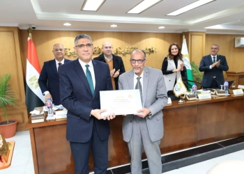 محافظ الجيزة يكرم رئيس جهاز التفتيش والمتابعة لبلوغه السن القانونية 23 - جريدة المساء