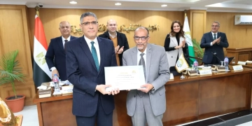 محافظ الجيزة يكرم رئيس جهاز التفتيش والمتابعة لبلوغه السن القانونية 1 - جريدة المساء