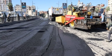 رصف كوبري مبارك بشبين الكوم..تمهيداً لدخوله الخدمة 1 - جريدة المساء