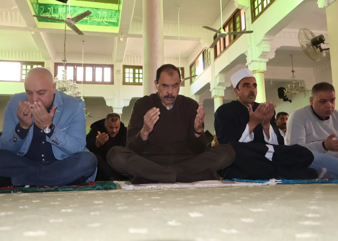 محافظ سوهاج يؤدي صلاة الجمعة بمسجد الشرطة ويلتقي المواطنين 18 - جريدة المساء