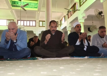 محافظ سوهاج يؤدي صلاة الجمعة بمسجد الشرطة ويلتقي المواطنين 15 - جريدة المساء