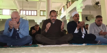 محافظ سوهاج يؤدي صلاة الجمعة بمسجد الشرطة ويلتقي المواطنين 1 - جريدة المساء