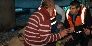 توزيع بطاطين ووجبات على أشخاص بلا مأوى وتحقيق دمجًا أسريًا 1 - جريدة المساء التدخل السريع و إنقاذ أشخاص بلا مأوى