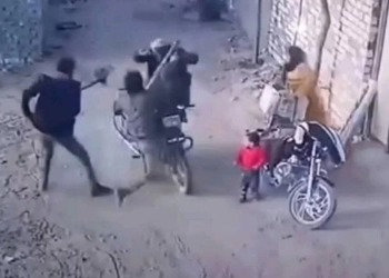 خلافات الجيرة تتحول إلى جريمة دامية في الشرقية.. فأس في يد شابين يصيب أسرة كاملة أمام منزلهم 24 - جريدة المساء خلافات الجيرة تتحول إلى جريمة دامية في الشرقية.. فأس في يد شابين يصيب أسرة كاملة أمام منزلهم 23 - جريدة المساء