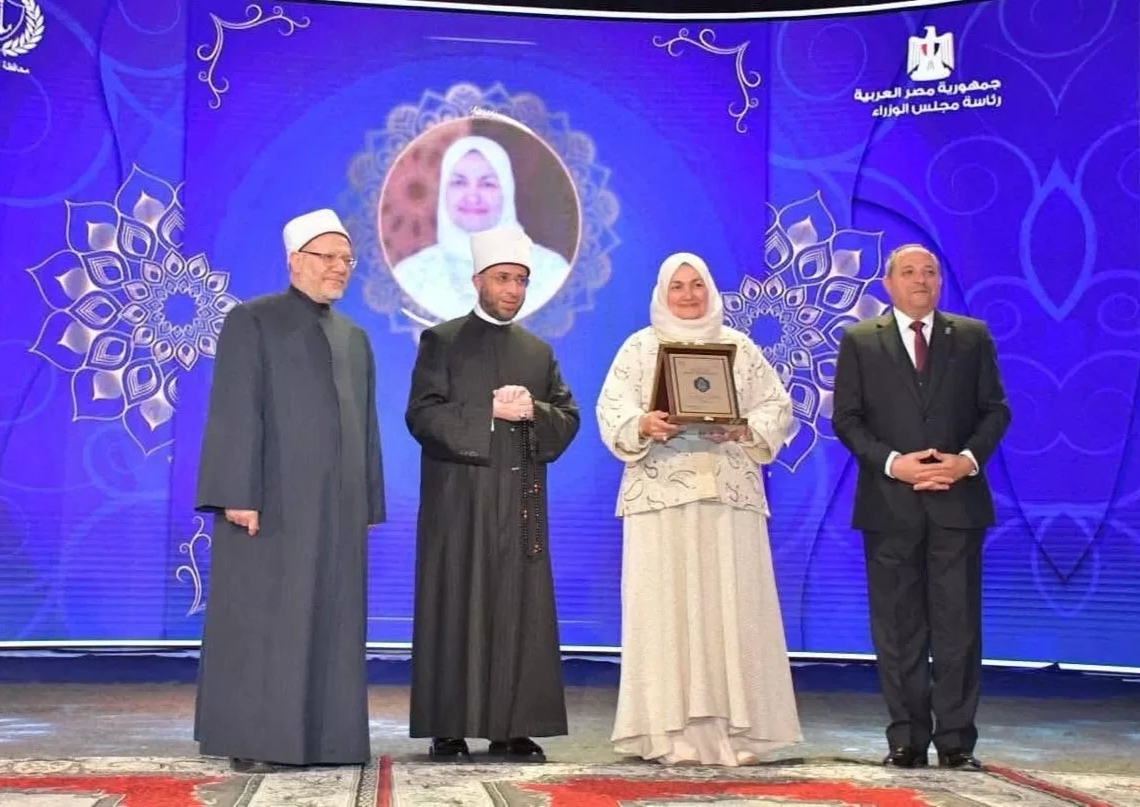 وزير الأوقاف يكرم د.نهلة الصعيدي مستشار شيخ الأزهر 19 - جريدة المساء