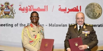 الفريق أحمد خليفة يلتقى قائد قوات الدفاع المالاوى 1 - جريدة المساء