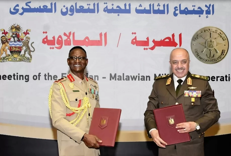  الفريق أحمد خليفة يلتقى قائد قوات الدفاع المالاوى 19 - جريدة المساء