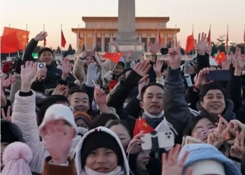 الصينيون يحتفلون بالعام الجديد فى ميدان تيانآنمن ببكين، 24 - جريدة المساء