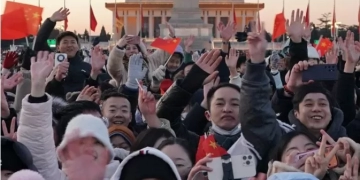 الصينيون يحتفلون بالعام الجديد فى ميدان تيانآنمن ببكين، 1 - جريدة المساء