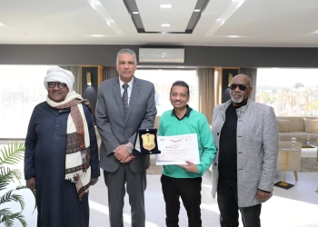 محافظ أسوان يكرم الفنان النوبى أحمد إسماعيل تقديراً لموهبته وتمثيله المشرف للمحافظة 25 - جريدة المساء