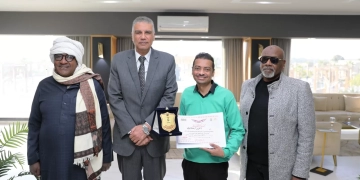 محافظ أسوان يكرم الفنان النوبى أحمد إسماعيل تقديراً لموهبته وتمثيله المشرف للمحافظة 1 - جريدة المساء
