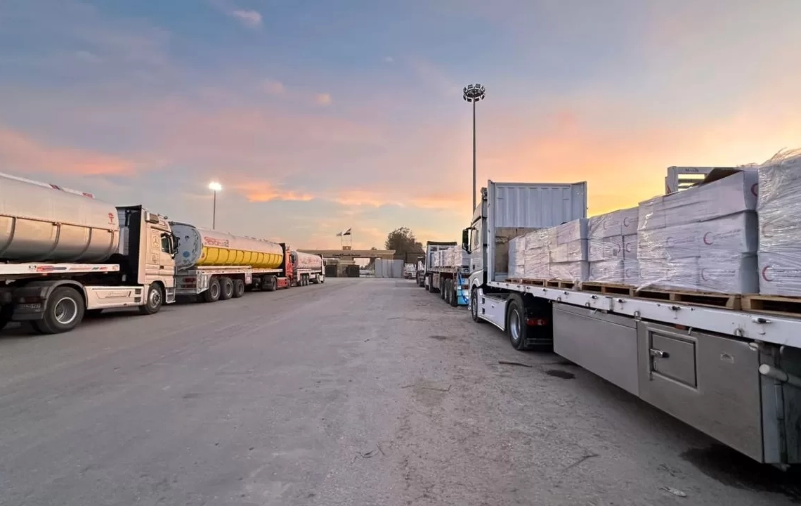 الهلال الأحمر المصرى يدفع بزاد العزة 114 لأهل غزة