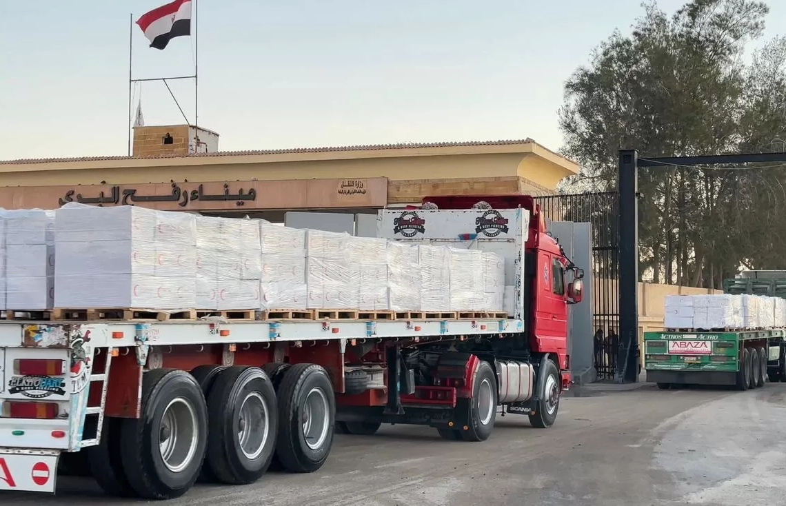 الهلال الأحمر المصرى يدفع بزاد العزة الـ 113 لأهل غزة