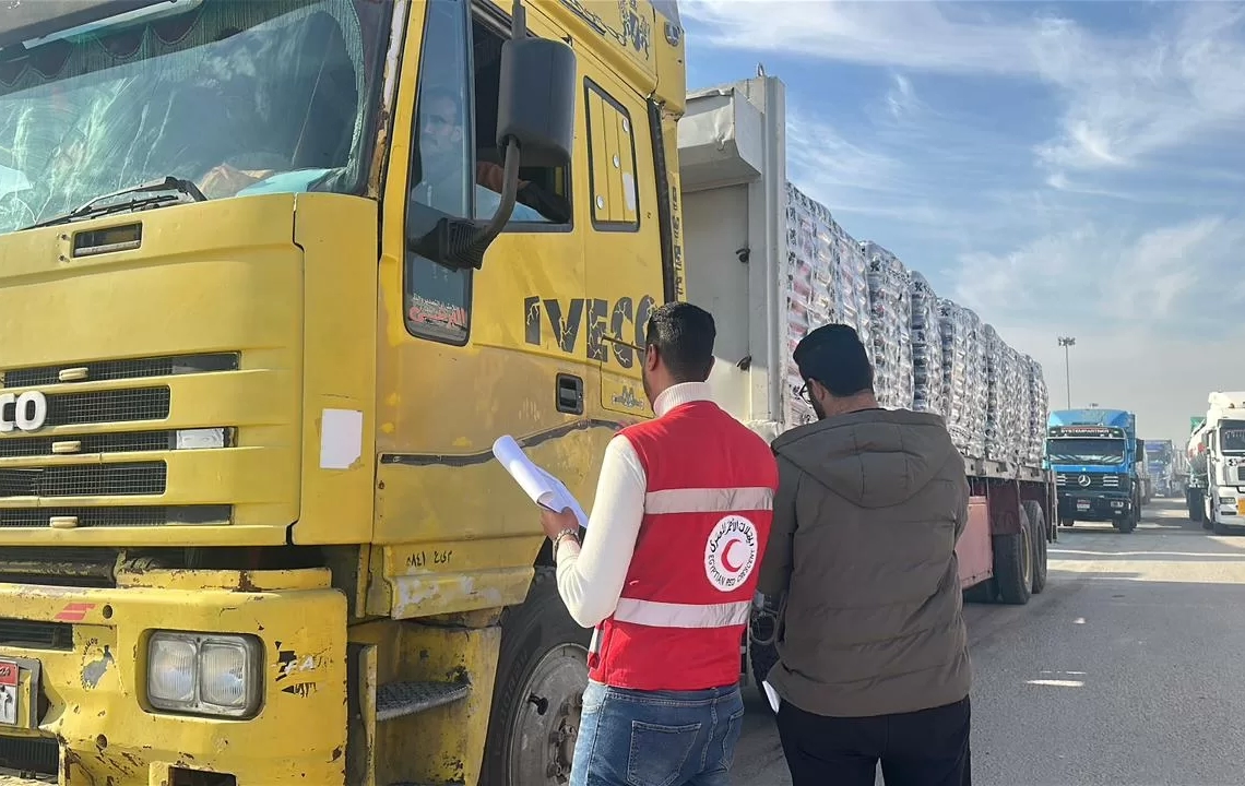 الهلال الأحمر المصرى يمد غزة بزاد 111