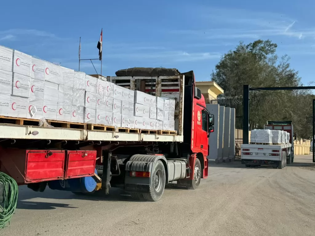 الهلال الأحمر يمد غزة بأكثر من 6 آلاف طن مساعدات إنسانية وملابس شتوية 23 - جريدة المساء