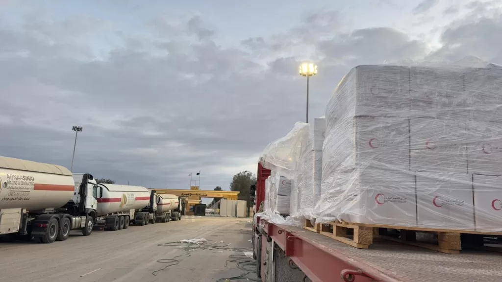 الهلال الأحمر يمد غزة بأطنان من المساعدات الغذائية والمستلزمات الشتوية 21 - جريدة المساء