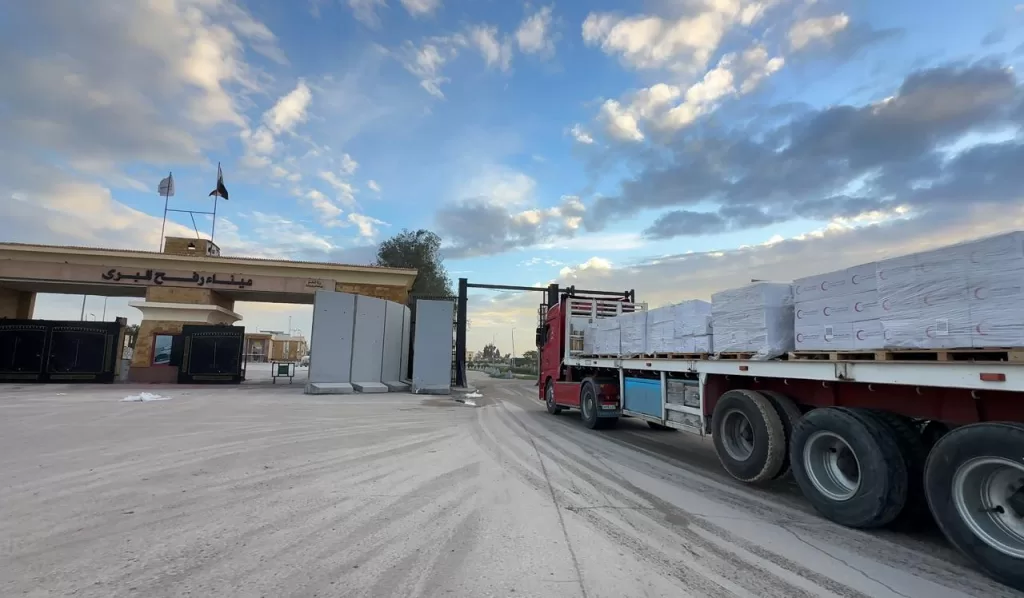 الهلال الأحمر يمد غزة بأطنان من المساعدات الغذائية والمستلزمات الشتوية 25 - جريدة المساء