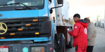 الهلال الأحمر المصرى يمد غزة بزاد 117