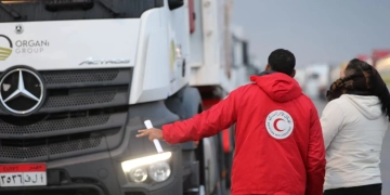 الهلال الأحمر المصرى يمد غزة بزاد 119