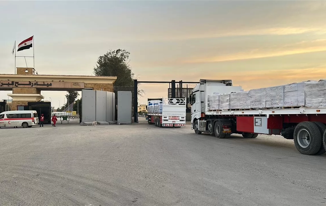 الهلال الأحمر المصرى يمد غزة بزاد العزة 110