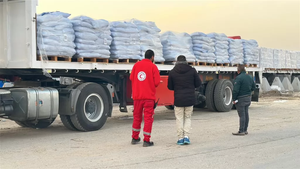 الهلال الأحمر يُدخل 5600 طن مواد غذائية وبترولية وشتوية إلى غزة 25 - جريدة المساء