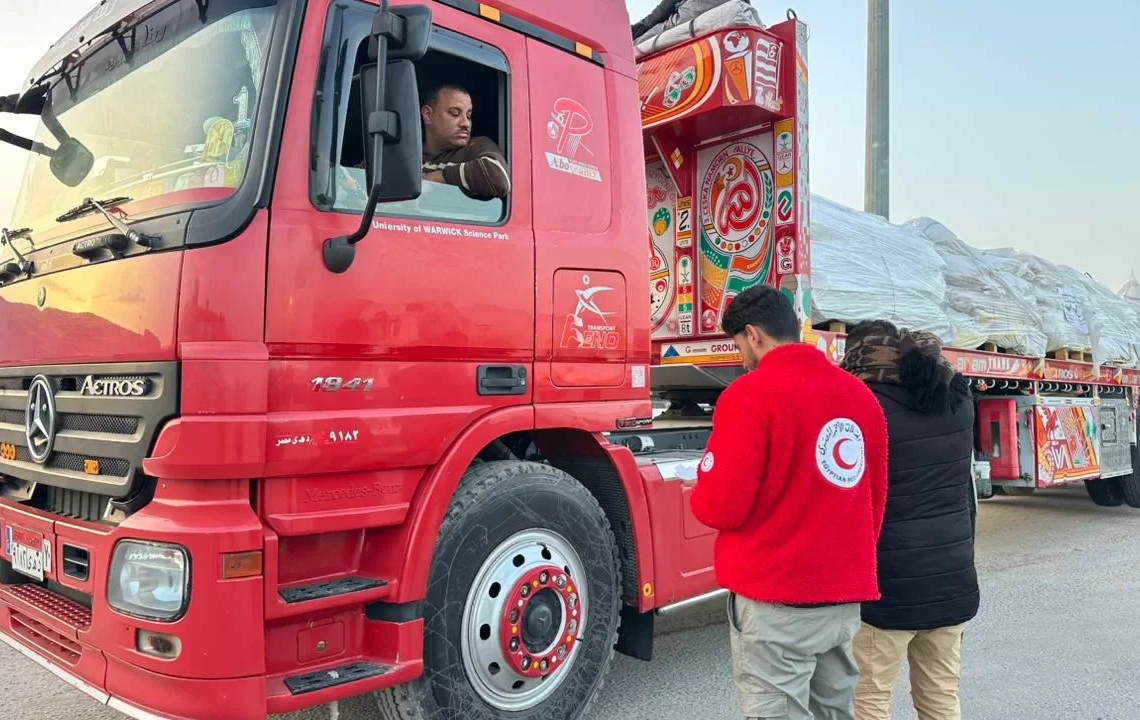 الهلال الأحمر يدخل زاد 125 لأهل غزة