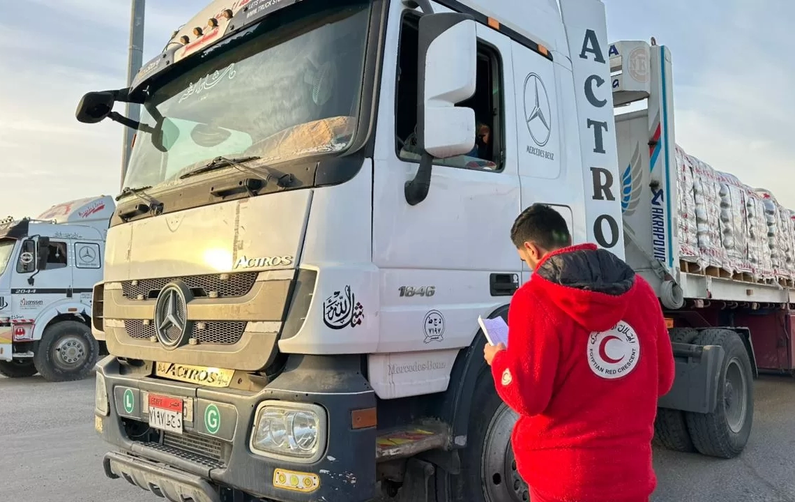 الهلال الأحمر يدفع بزاد 124 لأهل غزة