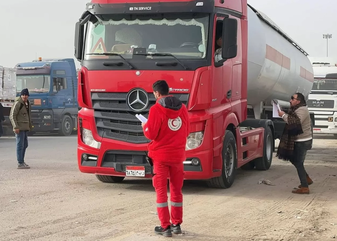 الهلال الأحمر يدفع بزاد 126 لأهل غزة