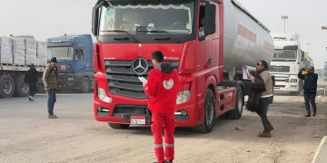 الهلال الأحمر يدفع بزاد 126 لأهل غزة