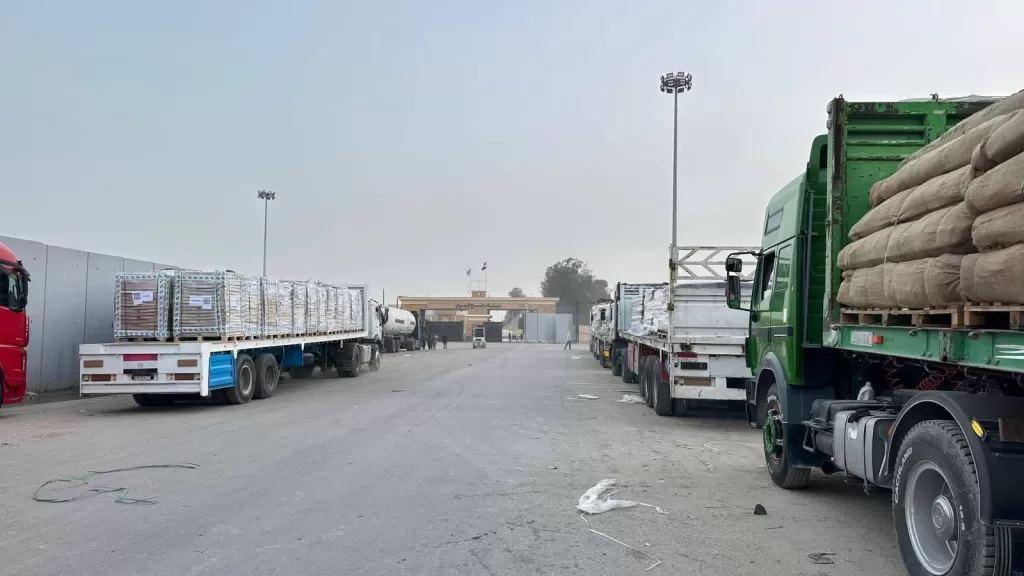 قافلة أمل تكسو مخيمات الأشقاء الغزاويين بالبطاطين والخيام 29 - جريدة المساء