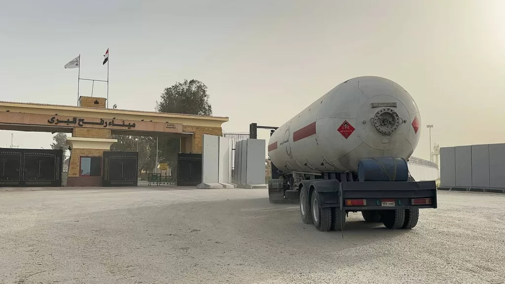 قافلة أمل تكسو مخيمات الأشقاء الغزاويين بالبطاطين والخيام 27 - جريدة المساء